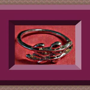 Silver Tone Vine Design Ring Size 6